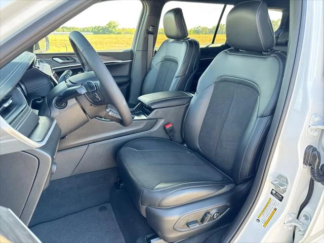 New 2027 Bright White Clear-Coat Paint Jeep Laredo Altitude image 11