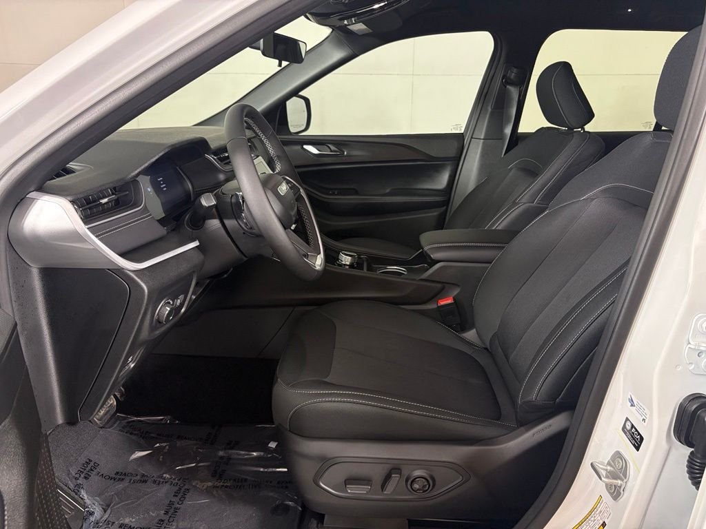 New 2026 Bright White Clear-Coat Exterior Paint Jeep Laredo image 16