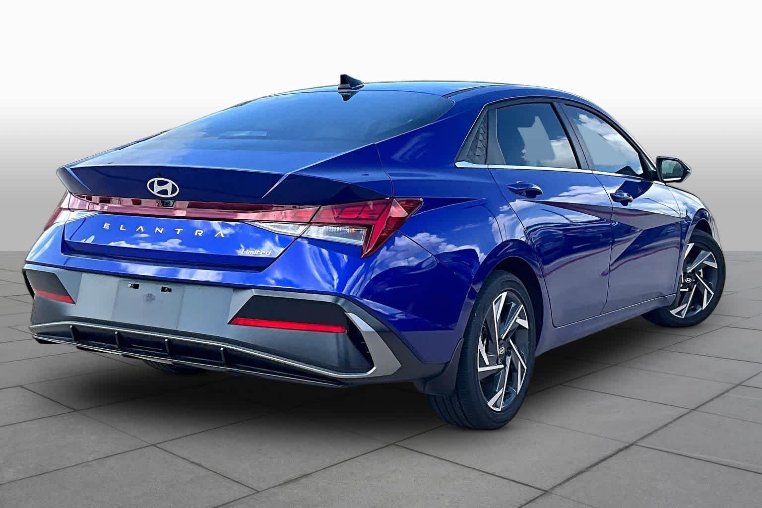 2025 Hyundai Elantra Limited - Photo 12