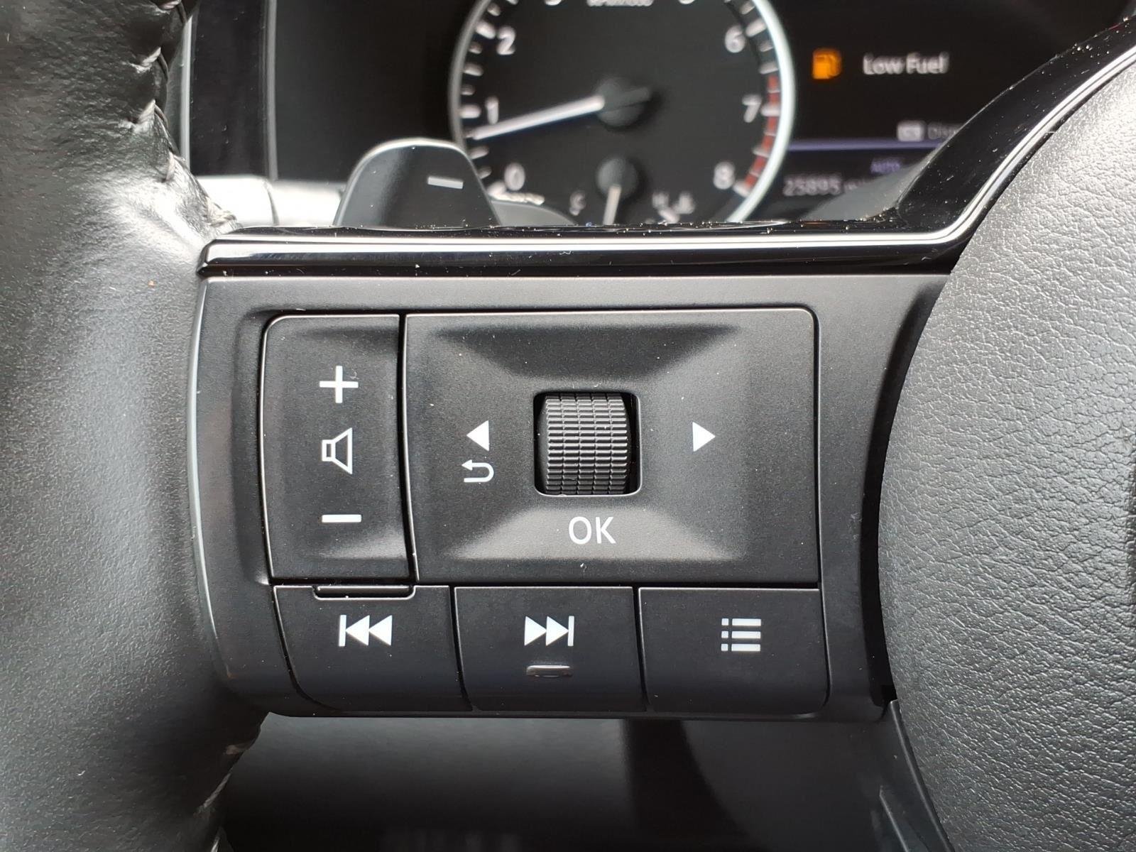 Used 2023 Pearl White Tricoat/Super Black Nissan SL image 15