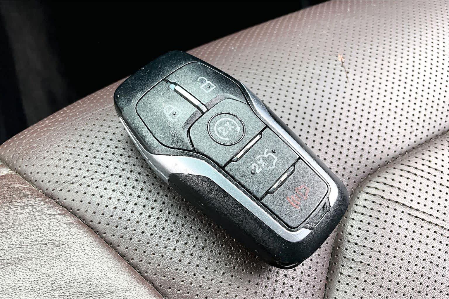 Used 2015 White Platinum Metallic Tri-Coat Ford Platinum image 15