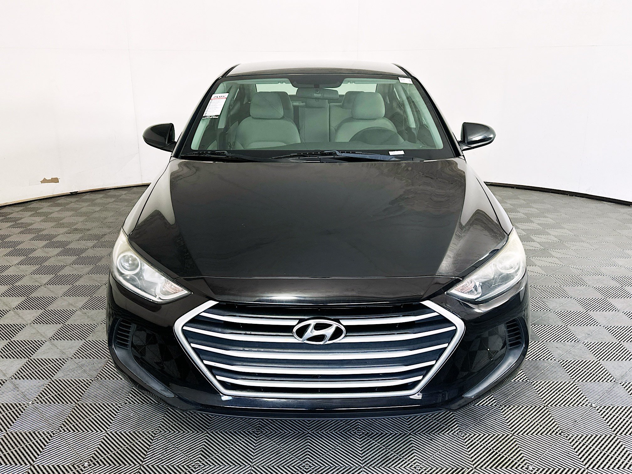 Used 2018 Phantom Black Hyundai SE image 8