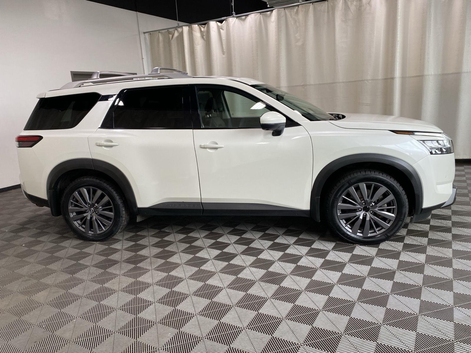 Used 2022 Pearl White Tricoat Nissan SL image 17