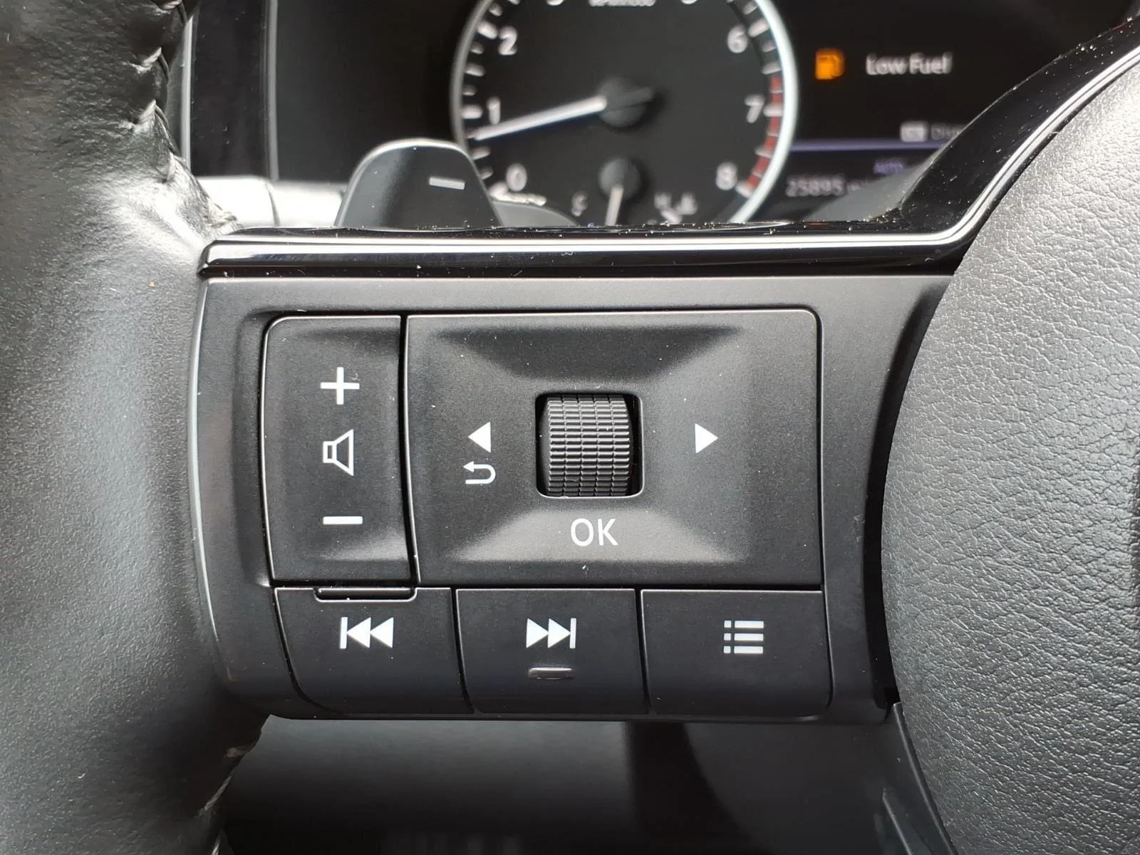 Used 2023 Pearl White Tricoat/Super Black Nissan SL image 15