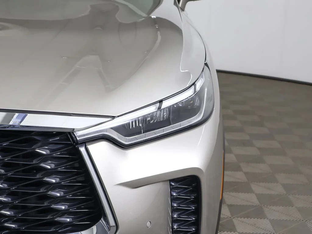 Used 2023 Titanium INFINITI LUXE image 17