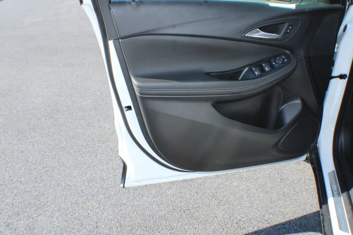 Used 2023 Summit White Buick Select image 6