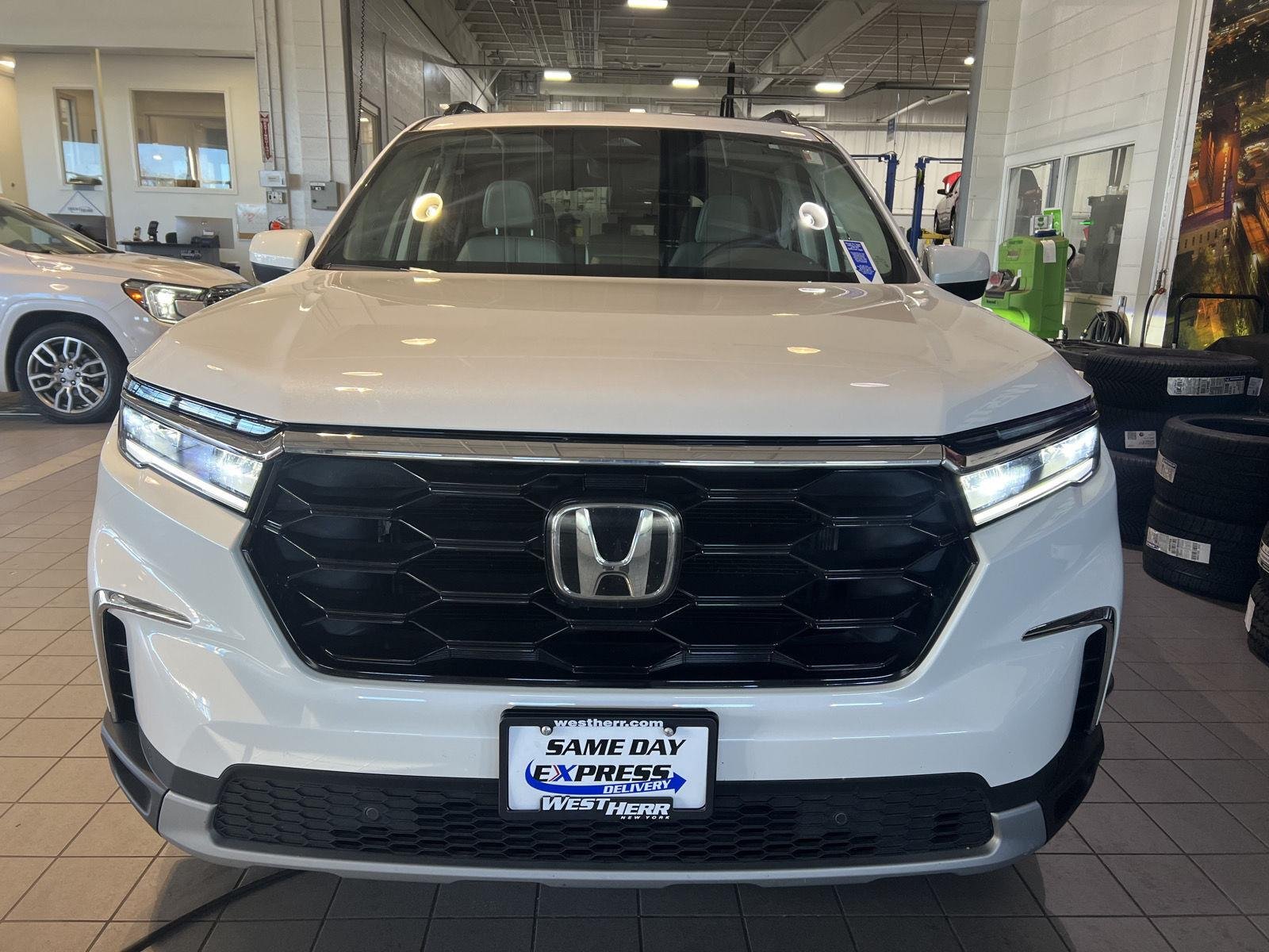 Used 2024 Platinum White Pearl Honda Touring image 2