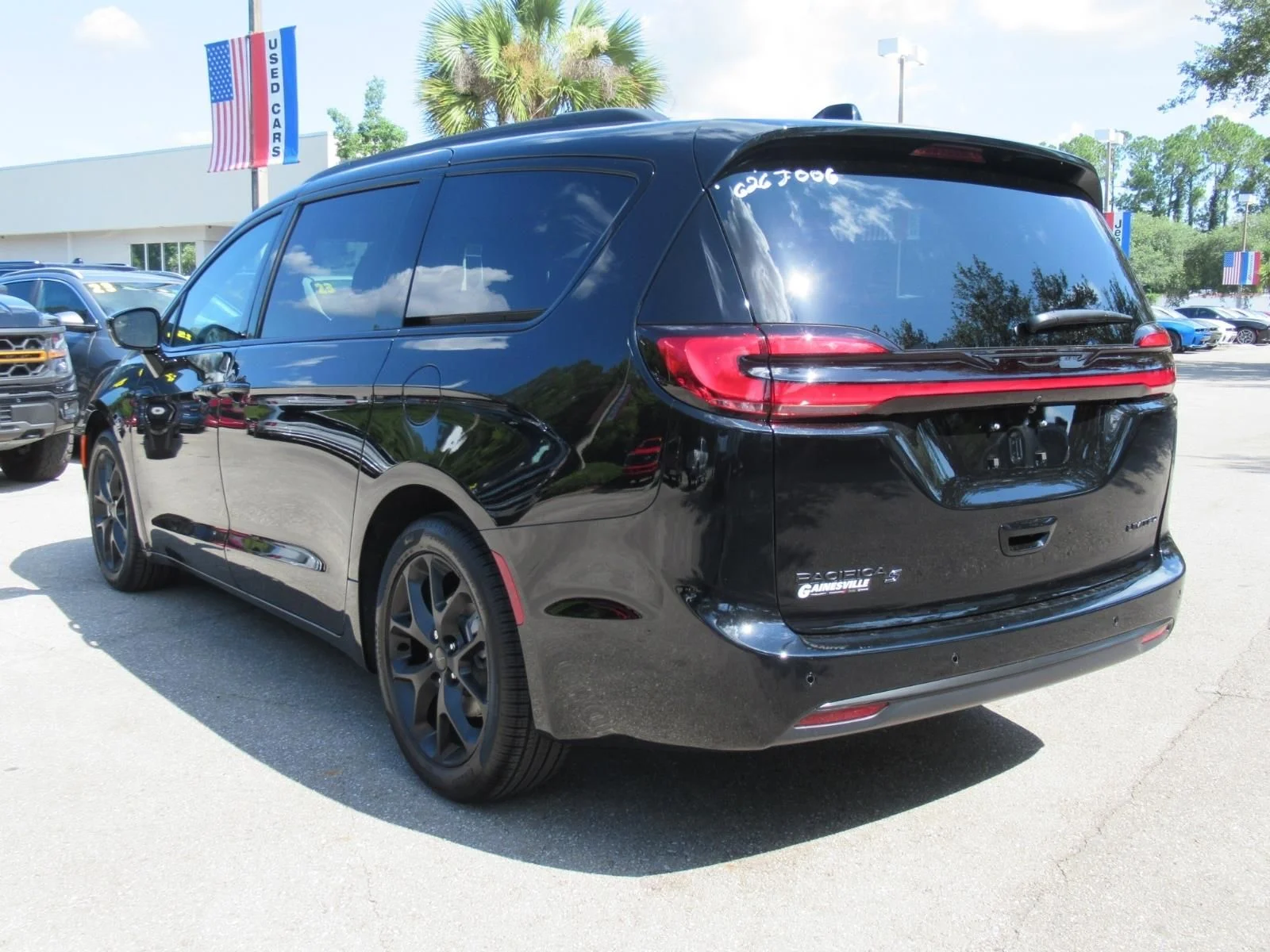 New 2027 Diamond Black Crystal Pearl-Coat Exterior Paint Chrysler Limited image 5