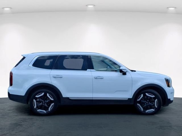 Used 2025 White Kia S image 7