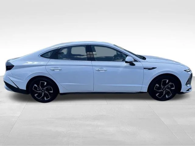 Used 2025 White Hyundai SEL image 9
