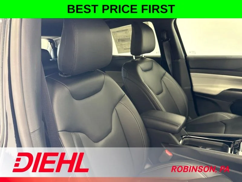 New 2026 Diamond Black Crystal Pearl-Coat Exterior Paint Jeep Limited image 14