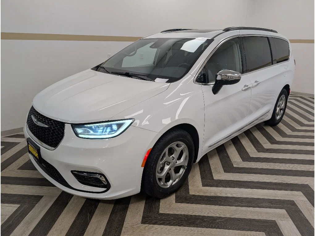 2023 Chrysler Pacifica Limited's photo