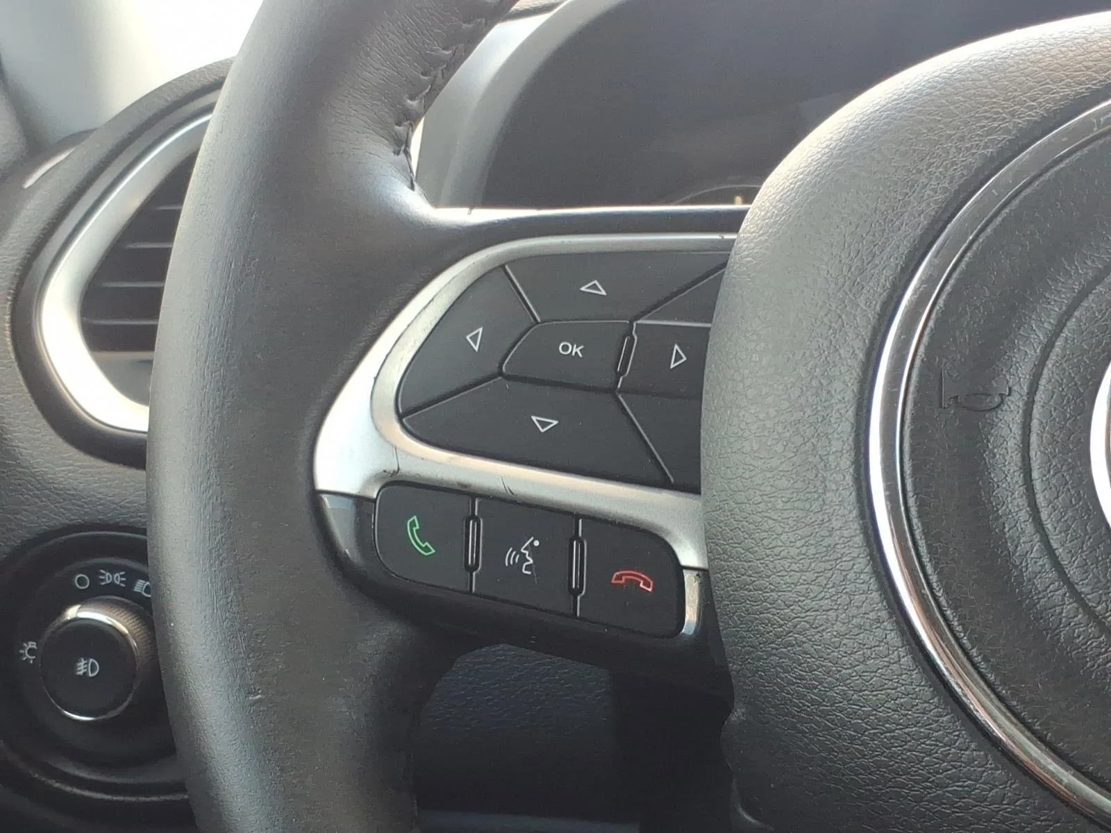 Used 2019 Glacier Metallic Clearcoat Jeep Latitude image 26