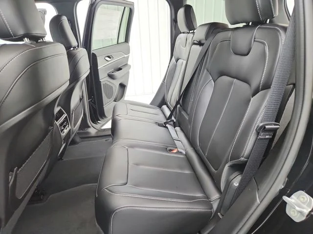 New 2025 Diamond Black Crystal Pearl-Coat Exterior Paint Jeep Limited image 34
