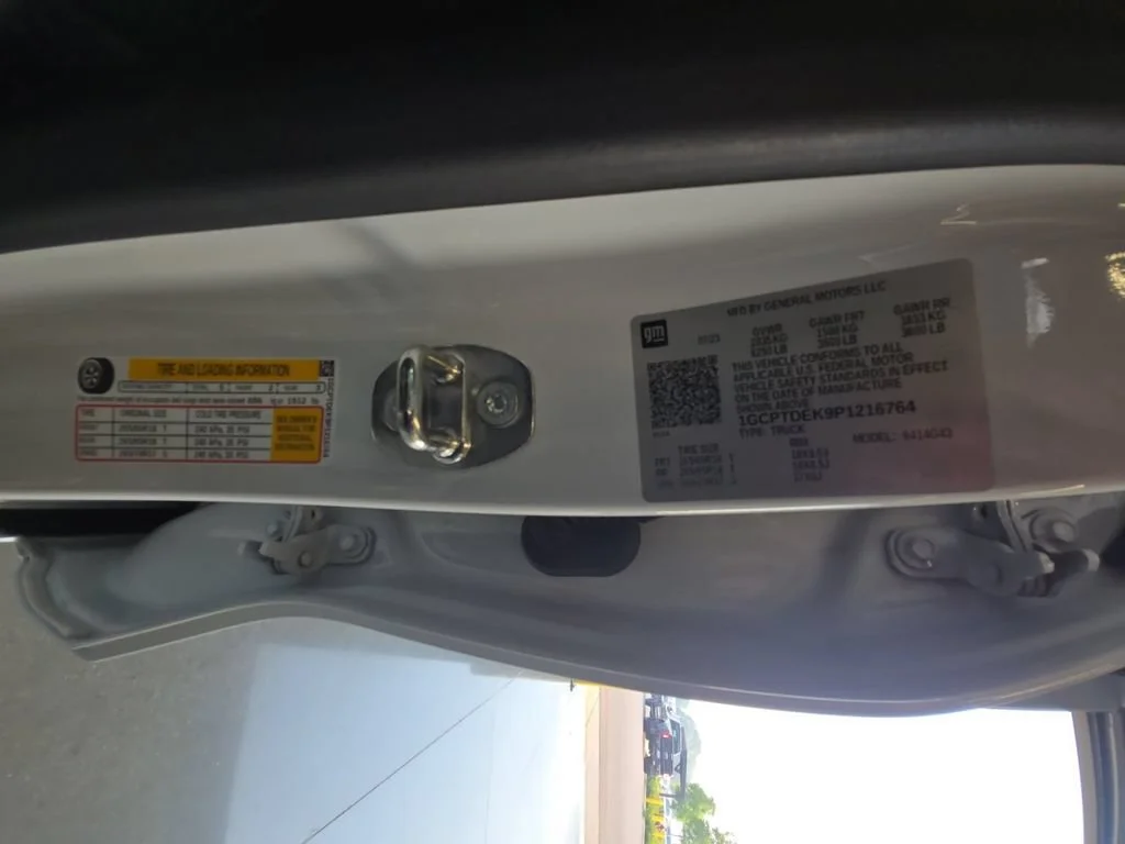 Used 2023 SUMMIT WHITE Chevrolet 4WD Z71 image 25