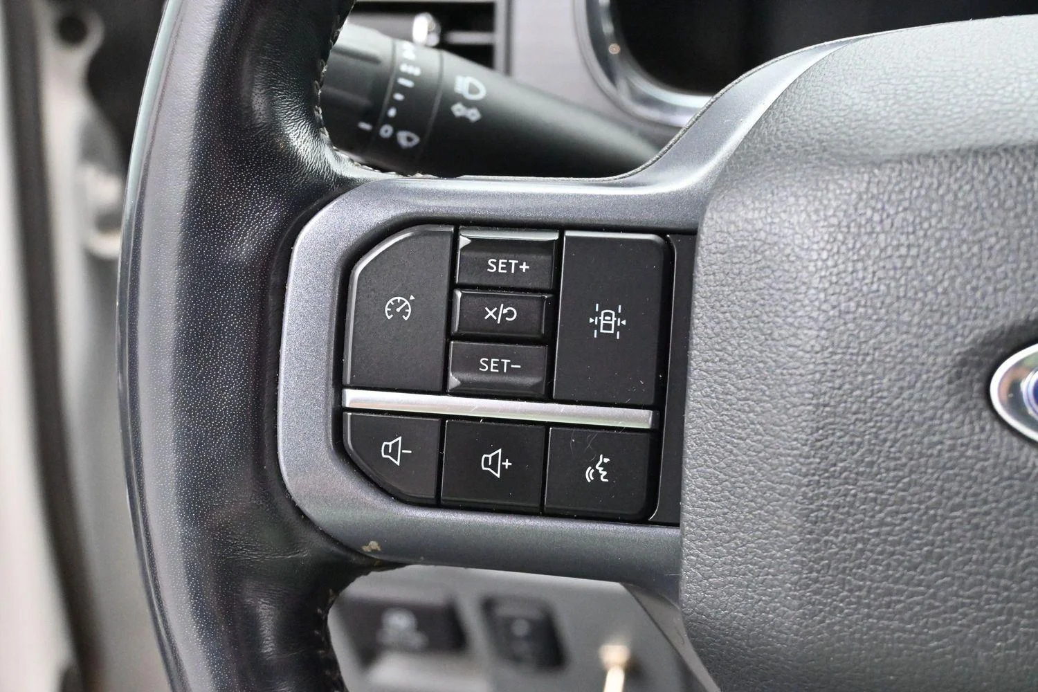 Used 2023  Ford LARIAT image 18