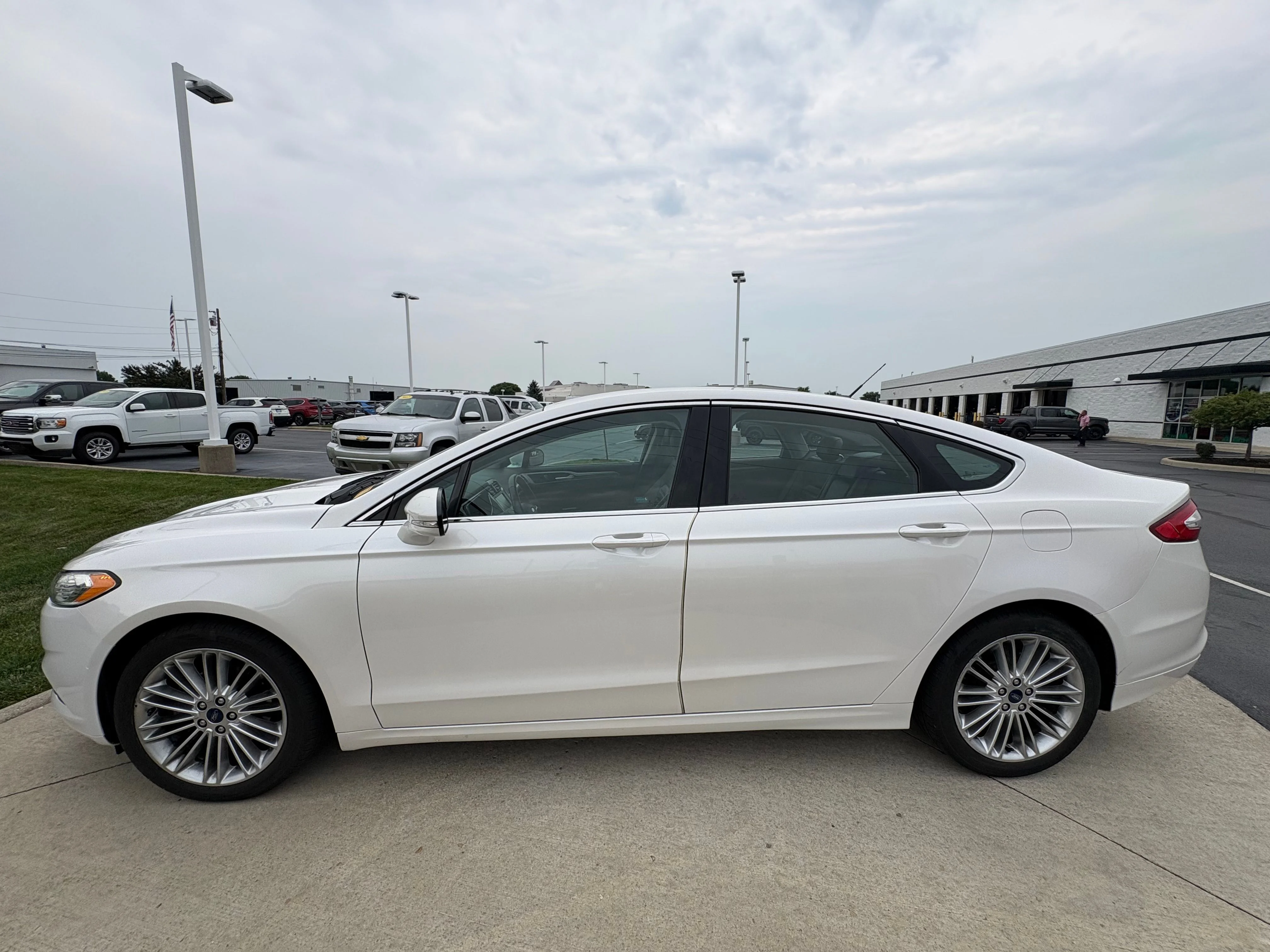 Used 2016 White Platinum Clearcoat Metallic Ford SE image 4