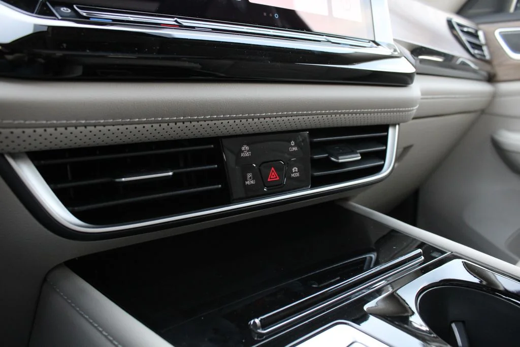 New 2026 Black Volkswagen 2.0T SE w/Technology image 17