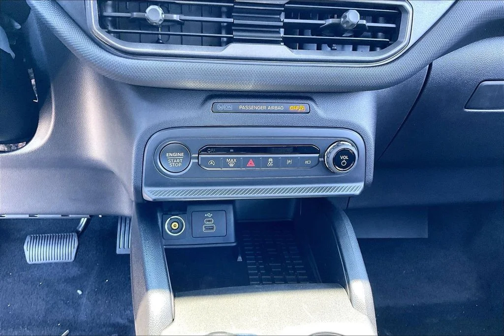 New 2025 Carbonized Gray Metallic Ford Outer Banks® image 36