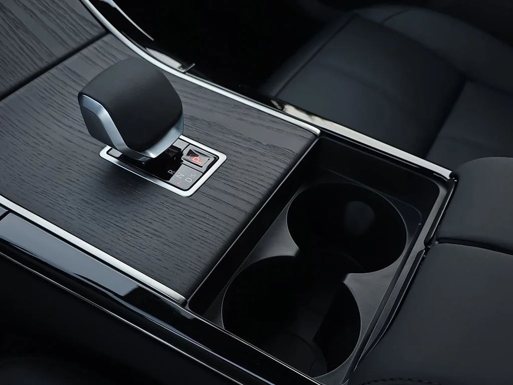 New 2026 Batumi Gold LAND ROVER Dynamic SE image 25