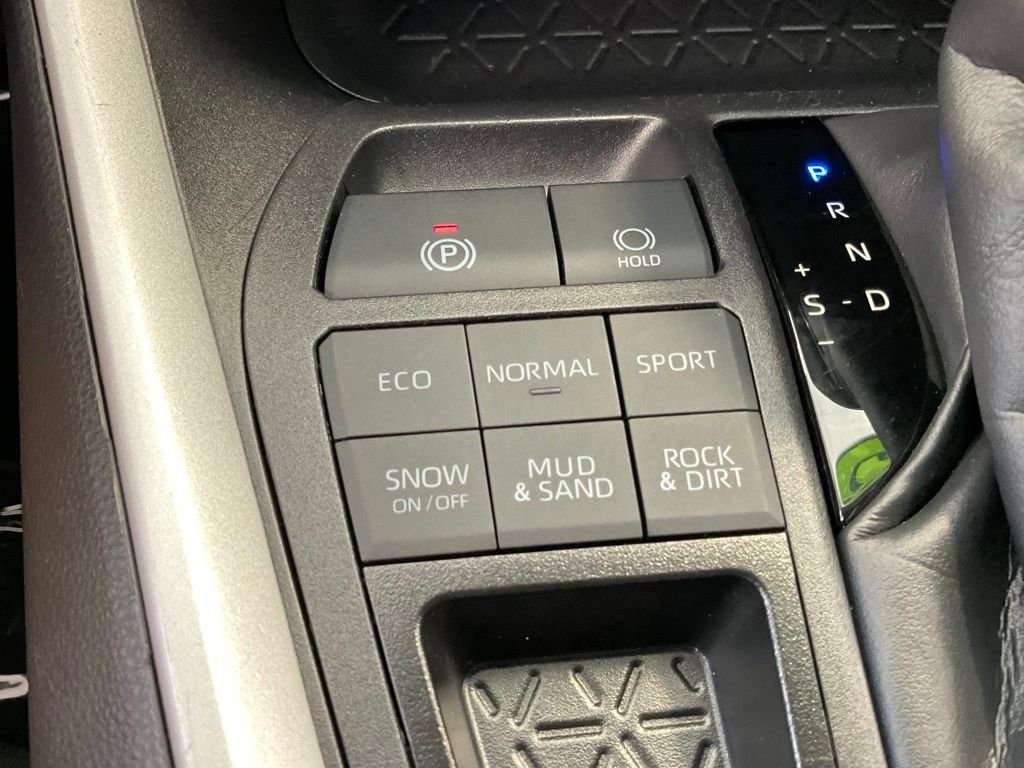 2025 Toyota RAV4 XLE - Photo 16