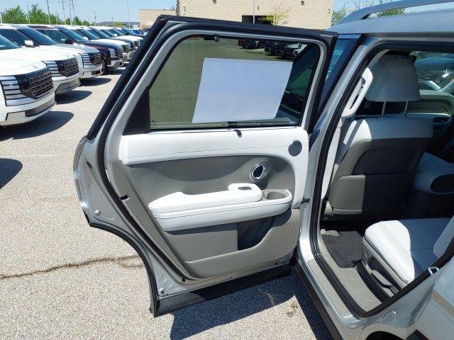 New 2026 Silver Hyundai Blue SEL Premium image 31