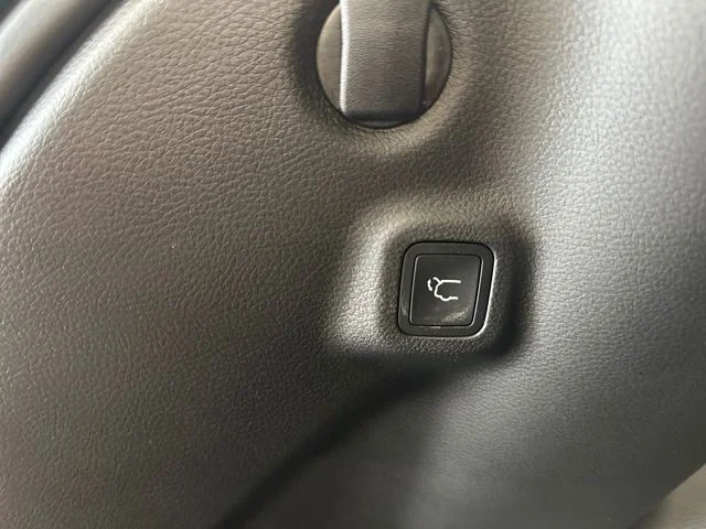 New 2026 Red Hot Pearlcoat Jeep Latitude image 17