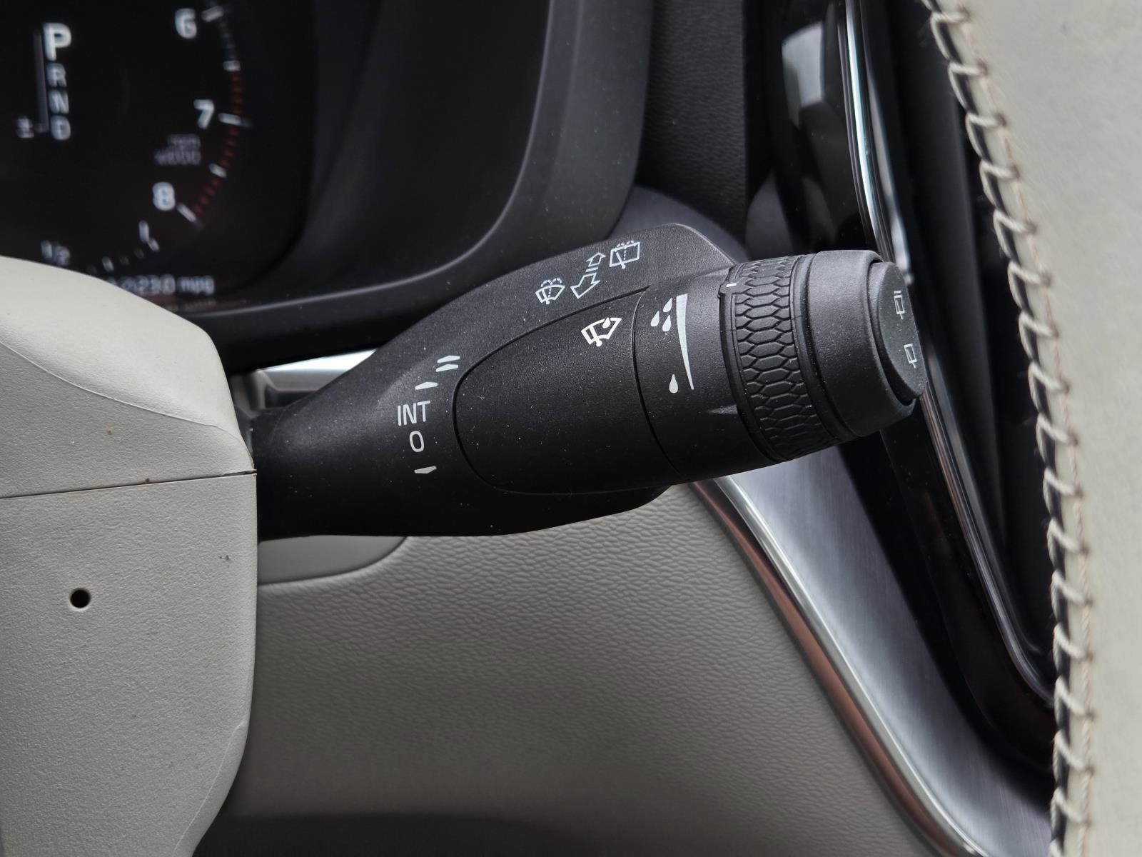 Used 2020 Crystal White Volvo Momentum image 20