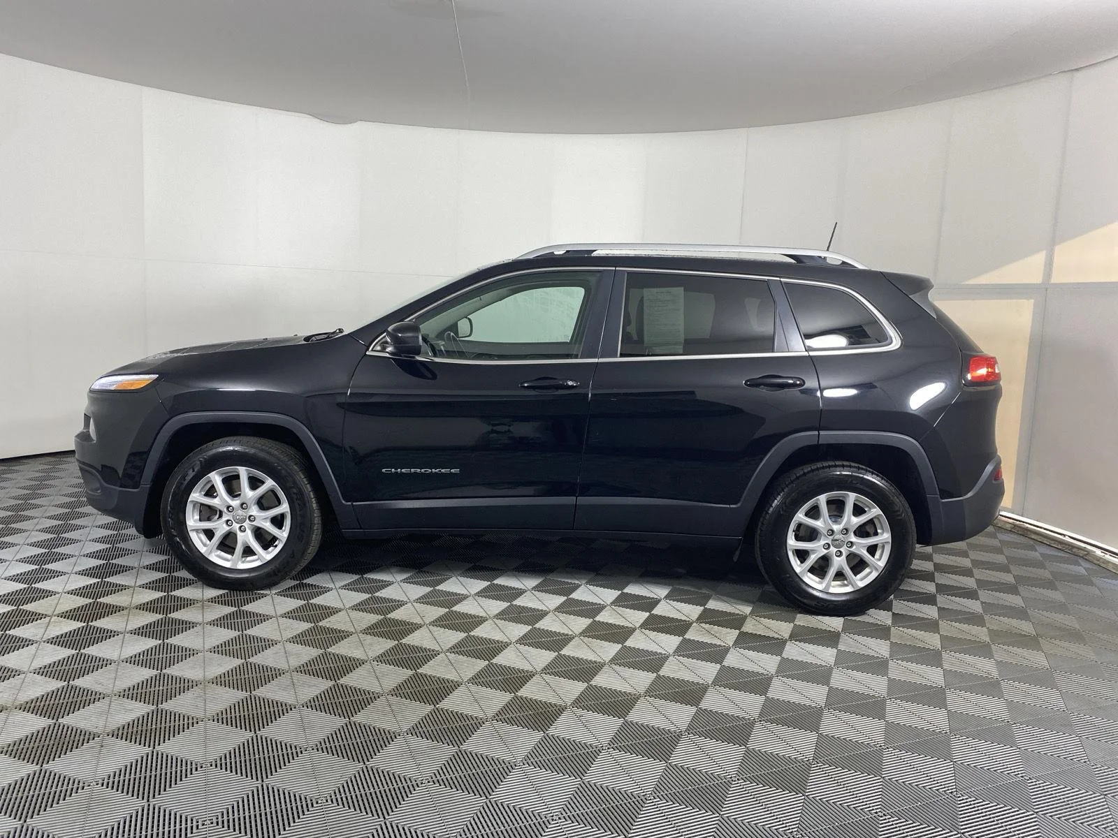 Used 2018 Diamond Black Crystal Pearlcoat Jeep Latitude Plus image 14