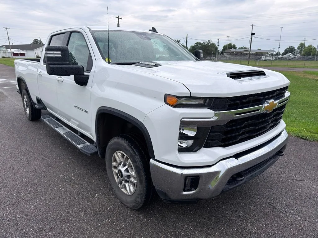 Used 2025 Summit White Chevrolet LT image 5