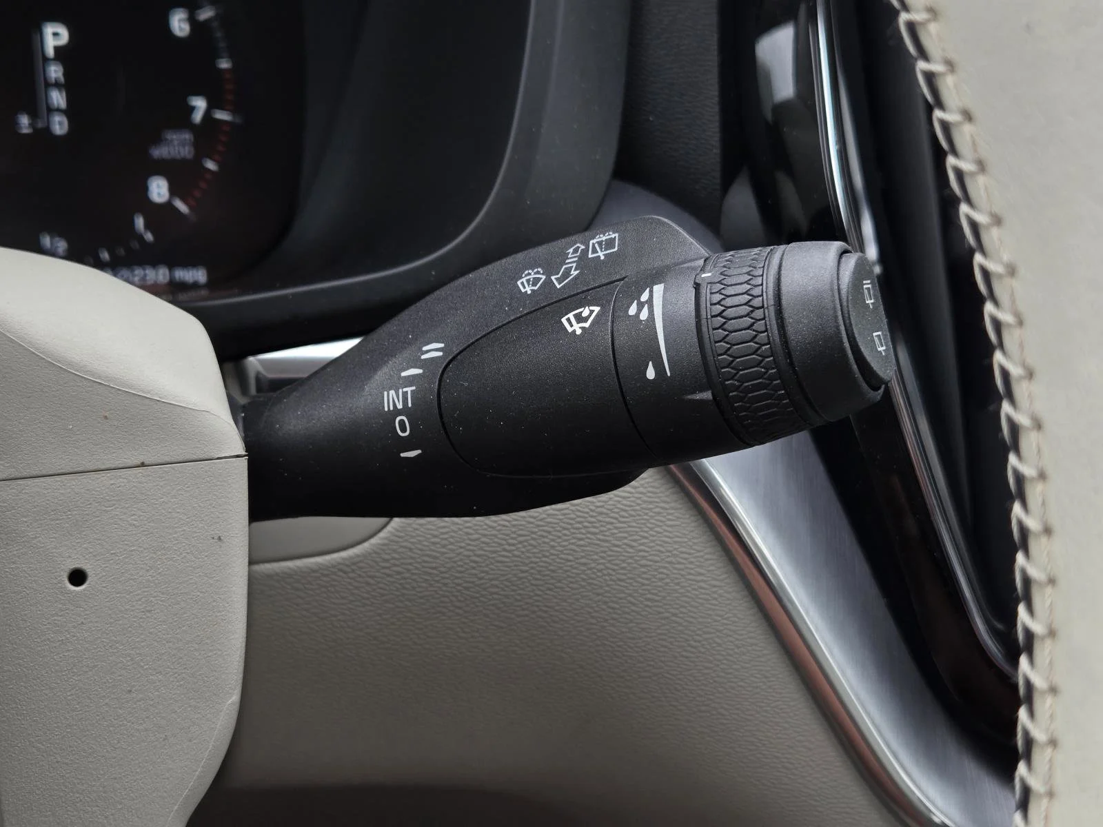 Used 2020 Crystal White Volvo Momentum image 20