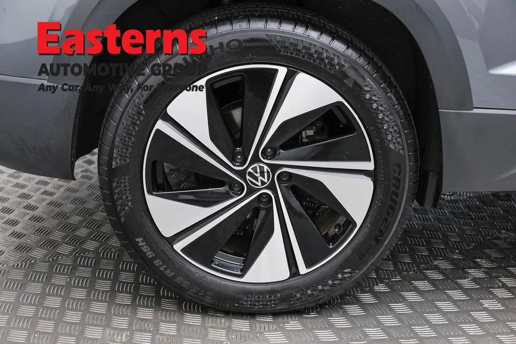 Used 2025 Gray Volkswagen 1.5T SE image 29