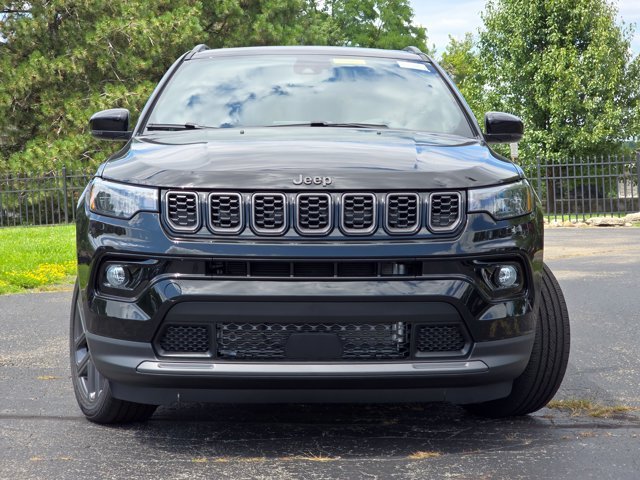New 2026 Diamond Black Crystal Pearl-Coat Exterior Paint Jeep Limited image 3