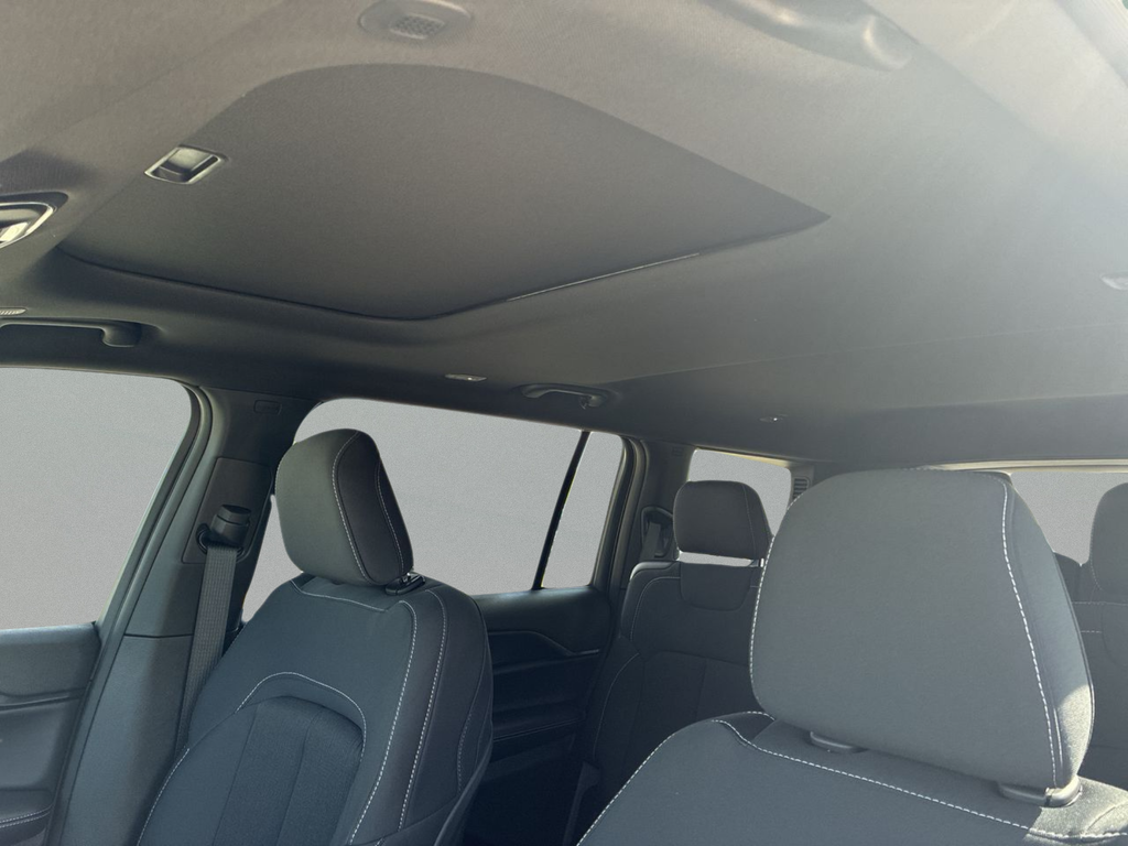 New 2025 Bright White Clear-Coat Exterior Paint Jeep Laredo image 34