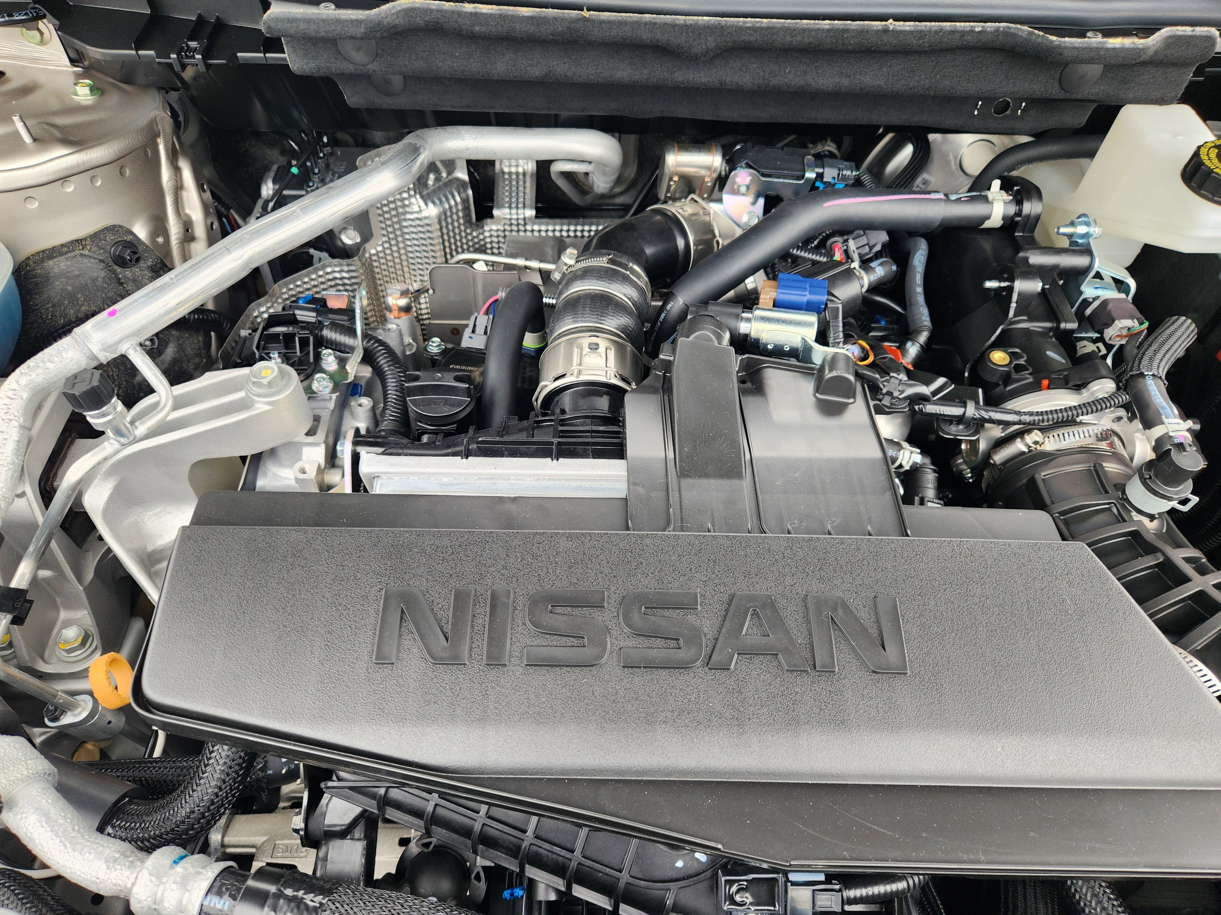 New 2026 Champagne Silver Metallic / Super Black Two-tone Nissan Platinum image 32