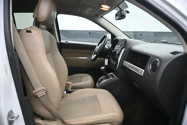 Used 2016 Bright White Clearcoat Jeep Latitude image 12