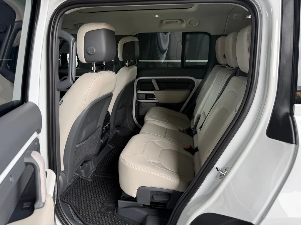 Used 2023 Fuji White Land Rover SE image 18