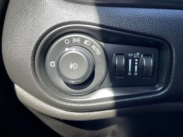 Used 2018 Jetset Blue Jeep Latitude image 12