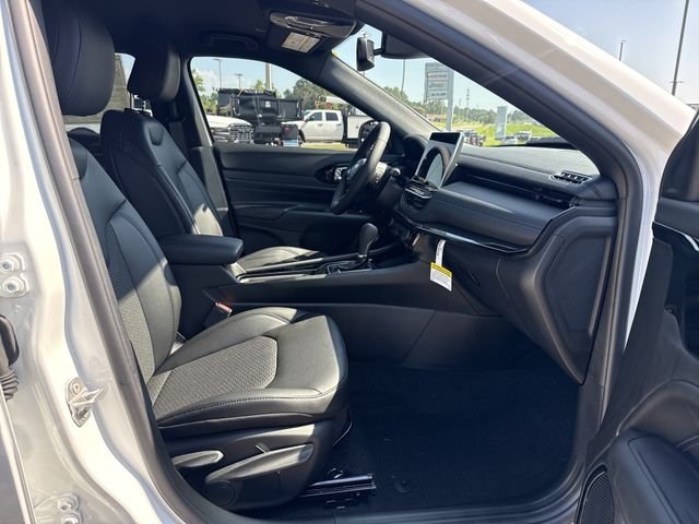 New 2026 White Jeep Latitude image 13