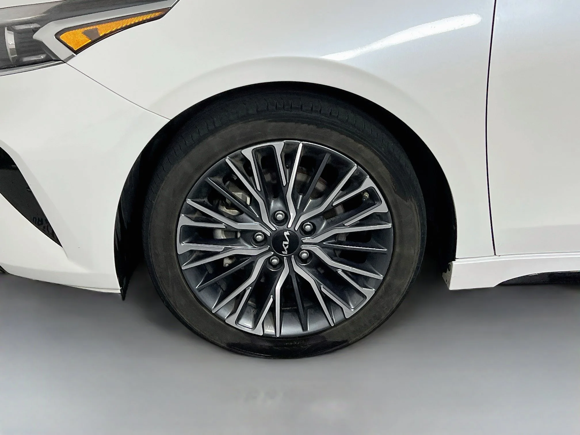 Used 2023 Snow White Pearl Kia GT-LINE image 11