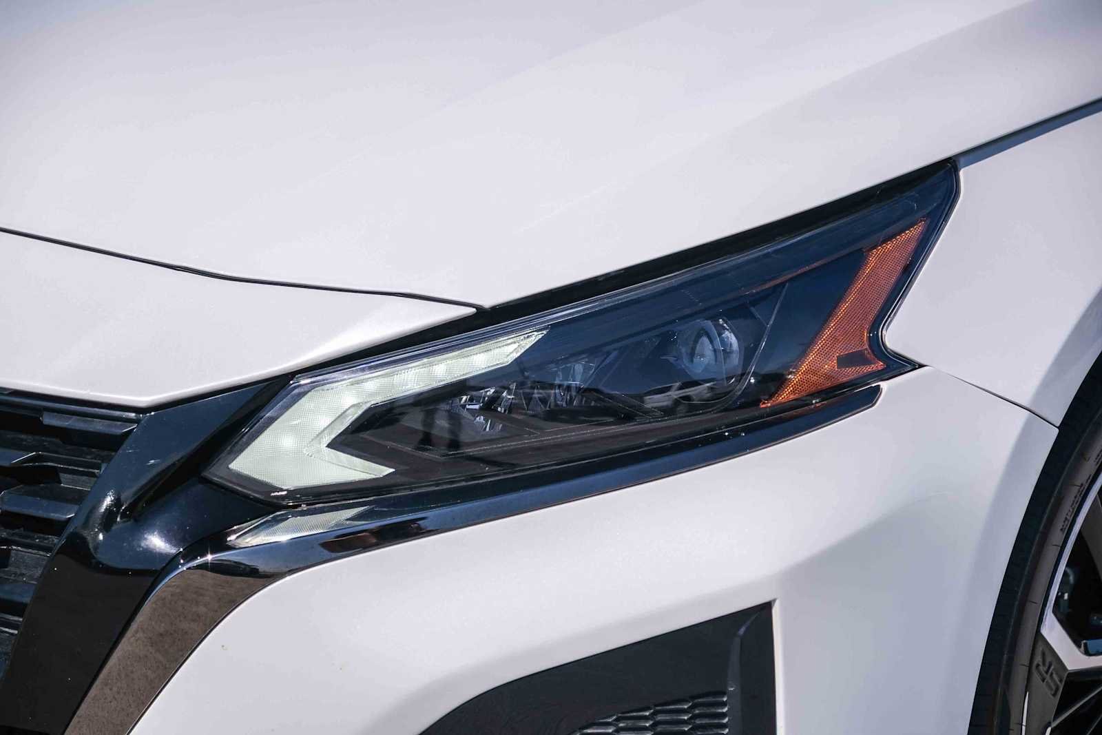 Used 2023 Pearl White Tricoat Nissan 2.5 SR image 12