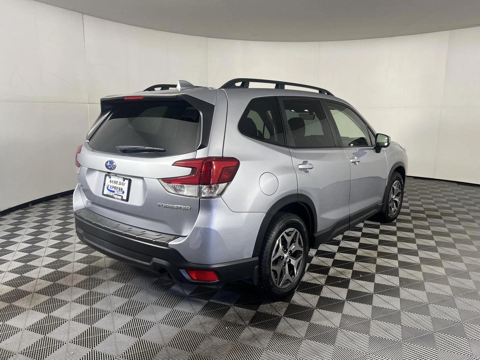 Used 2022 Ice Silver Metallic Subaru Premium image 19
