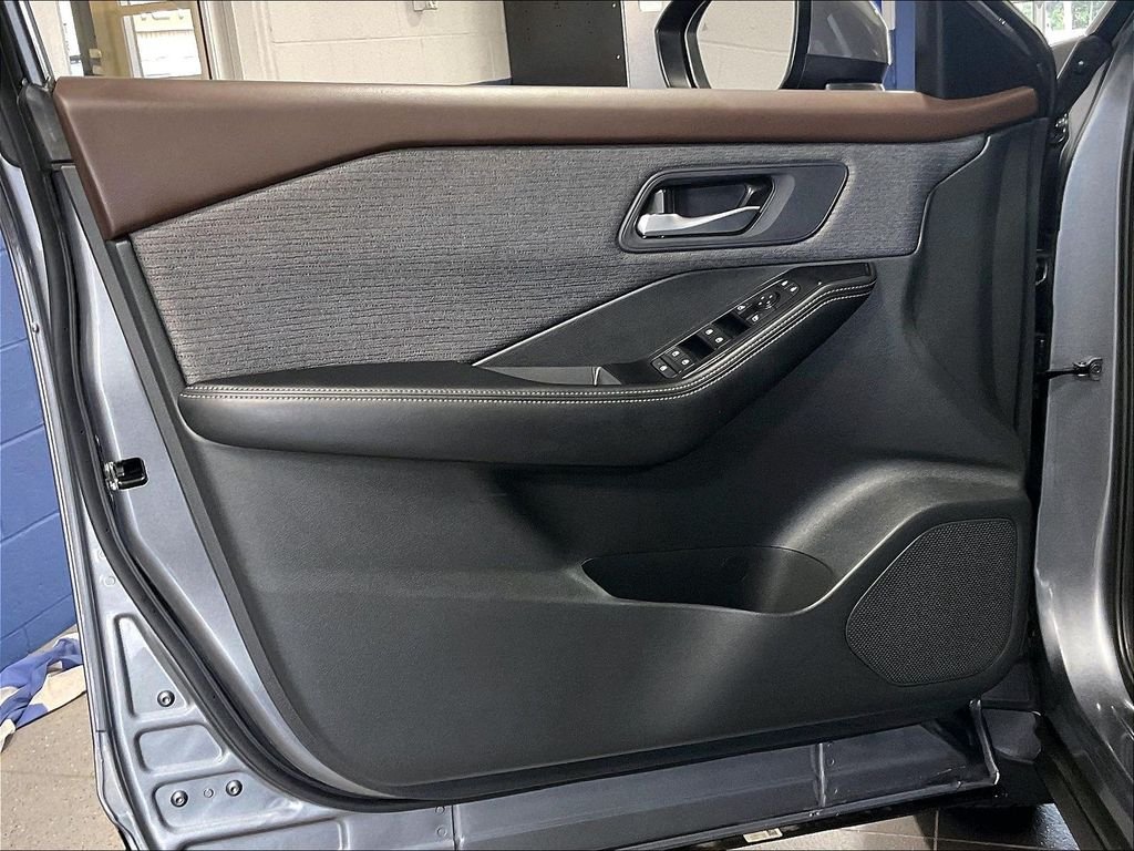 Used 2023 Gray Nissan SV image 8