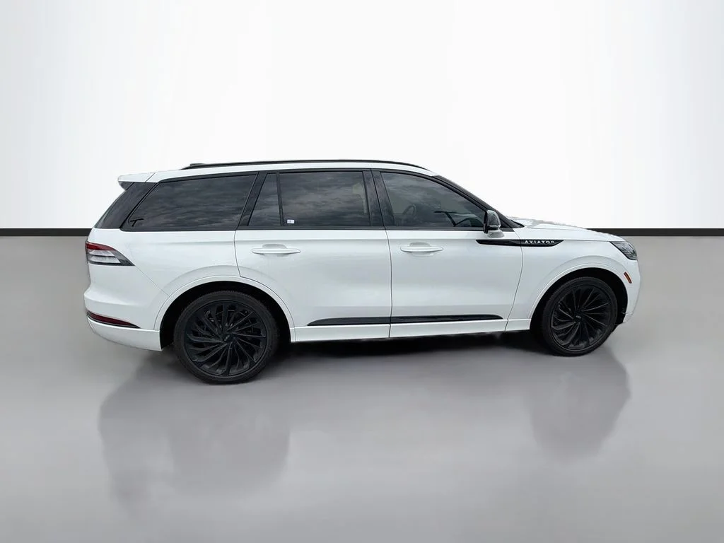 Used 2025 White Lincoln Reserve image 3