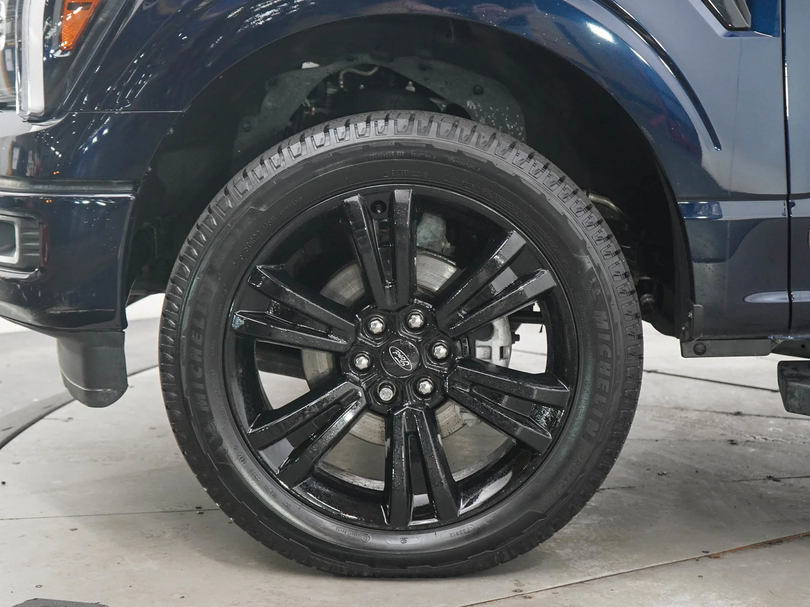 Used 2025 Atlas Blue Metallic Ford LARIAT image 28