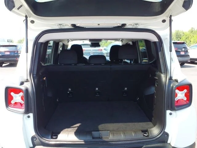 Used 2022 White Jeep Latitude image 19