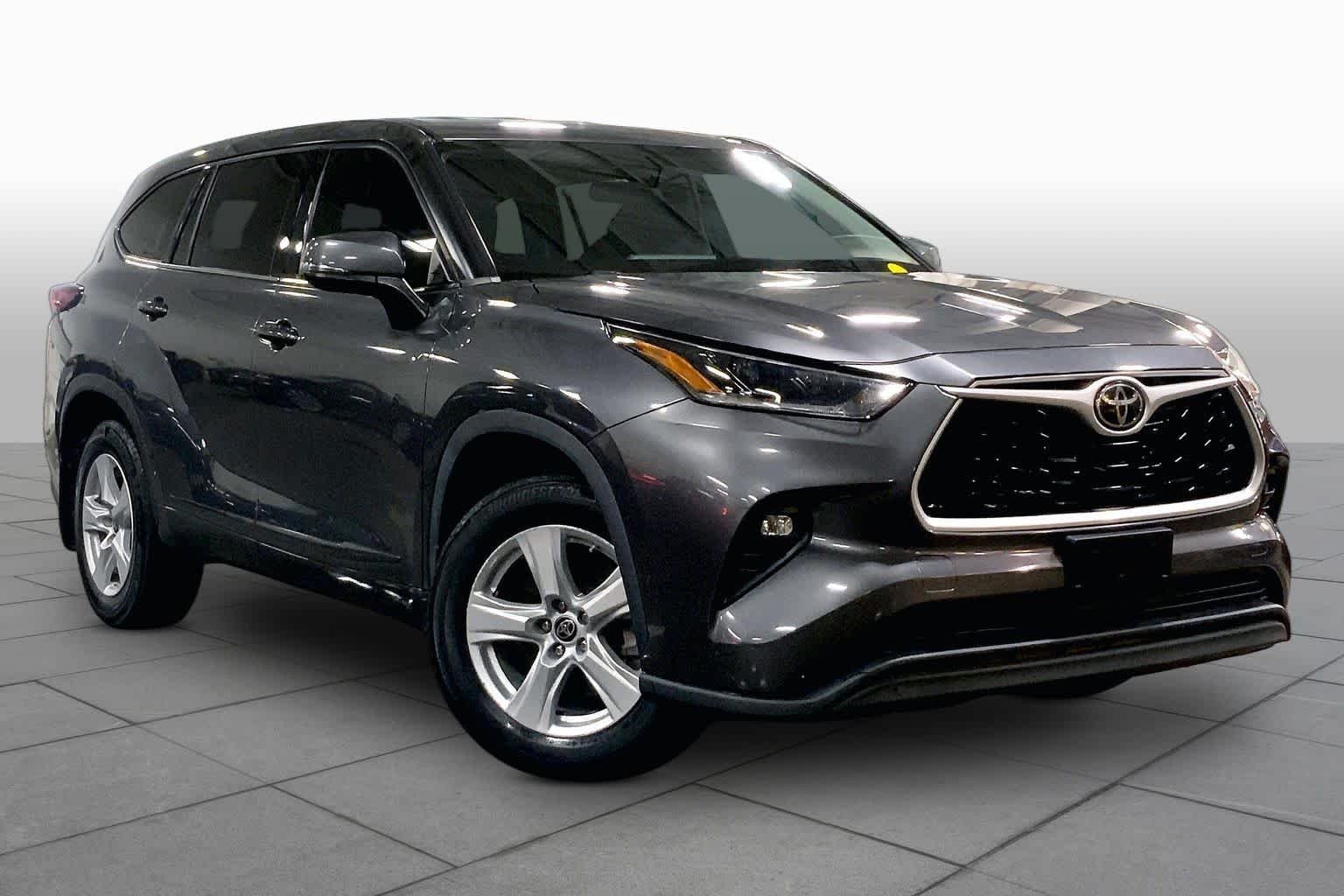 Used 2021 Magnetic Gray Metallic Toyota LE image 3