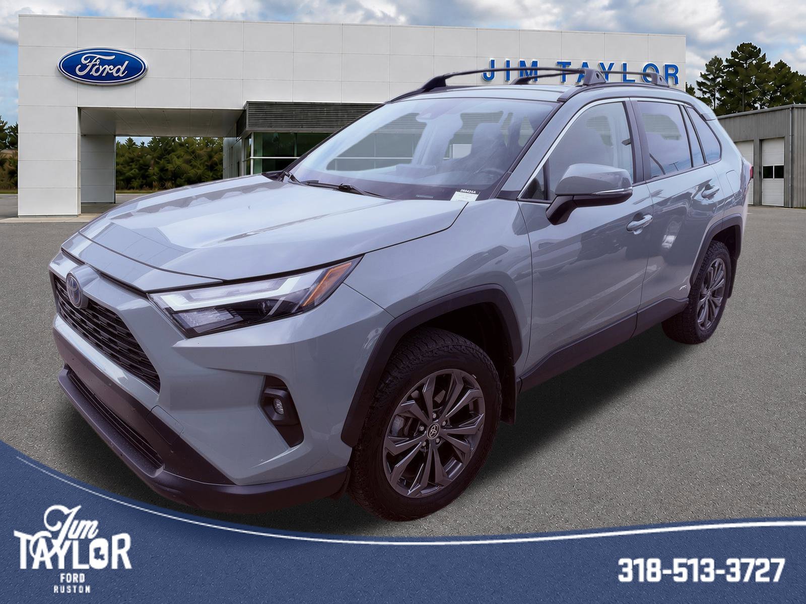 Used 2023 Green Toyota XLE Premium image 1