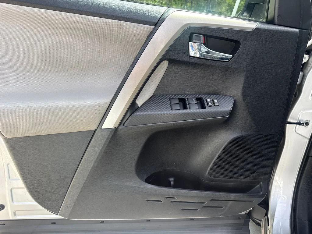 Used 2015 Classic Silver Metallic Toyota XLE image 13