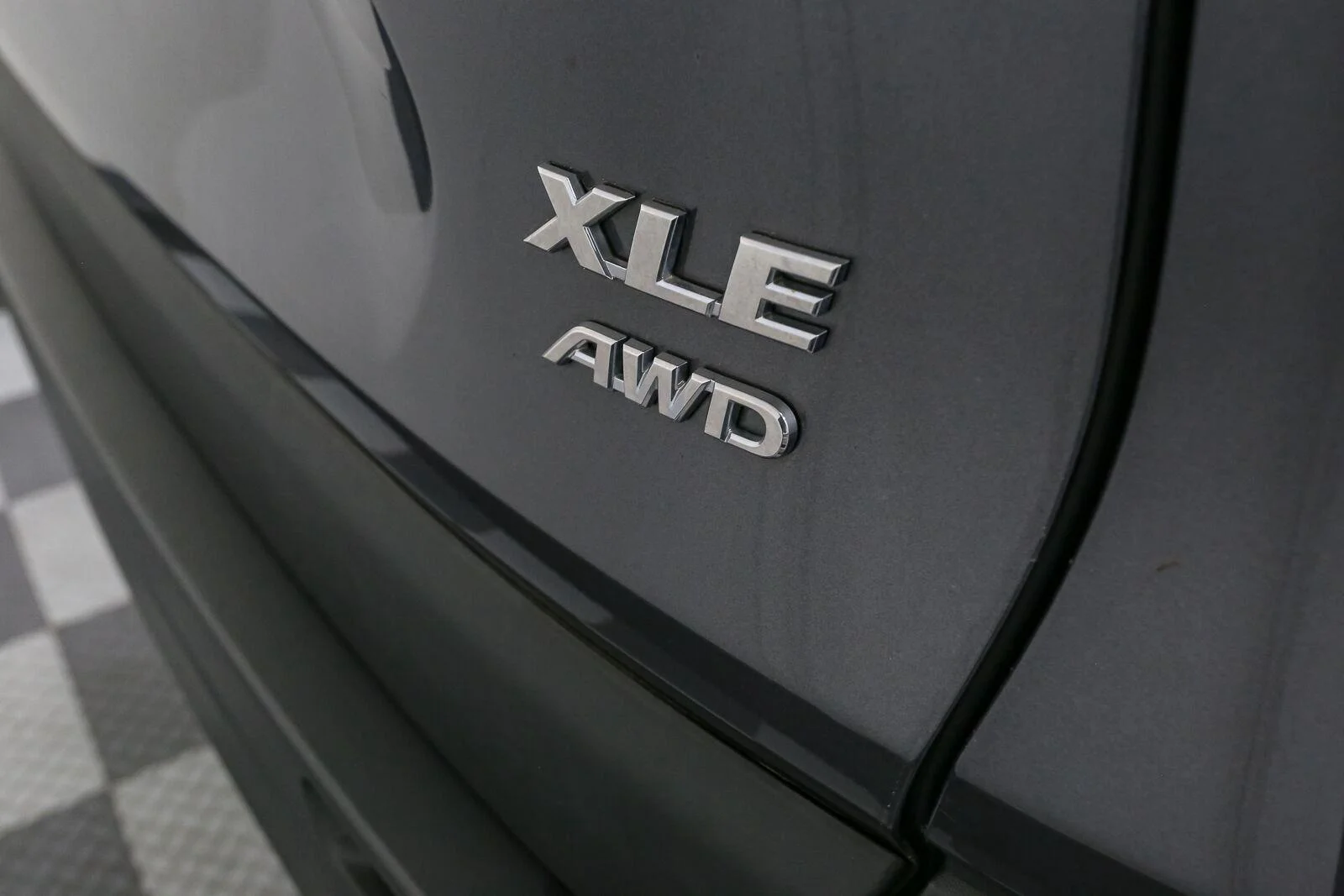 Used 2020 Magnetic Gray Metallic Toyota XLE Premium image 11